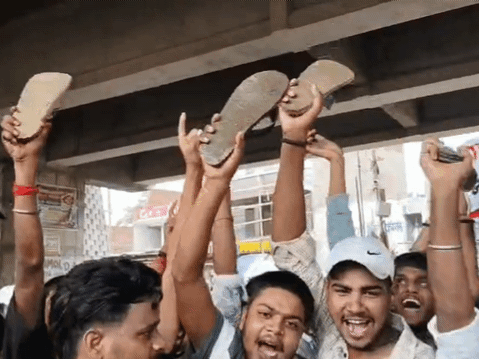 छात्रों ने हाथों में चप्पल लेकर किया प्रदर्शन।