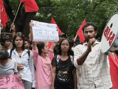 आरा कलक्ट्रेट मोड़ के पास AISA का विरोध प्रदर्शन