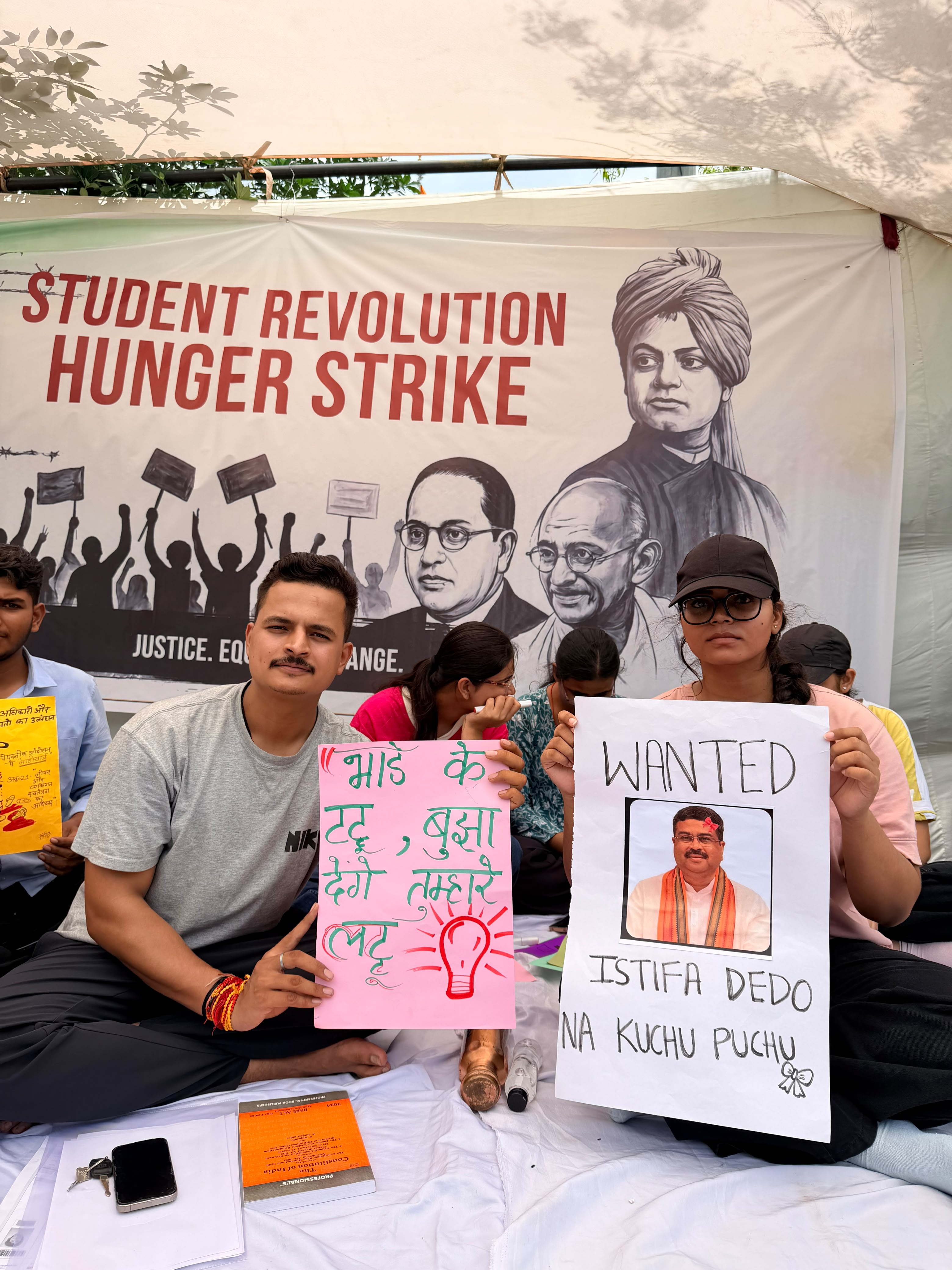 छात्र नेता शुभम रेवाड़ अपने समर्थकों के साथ पिछले 3 दिन से राजस्थान यूनिवर्सिटी में भूख हड़ताल पर बैठे हैं।
