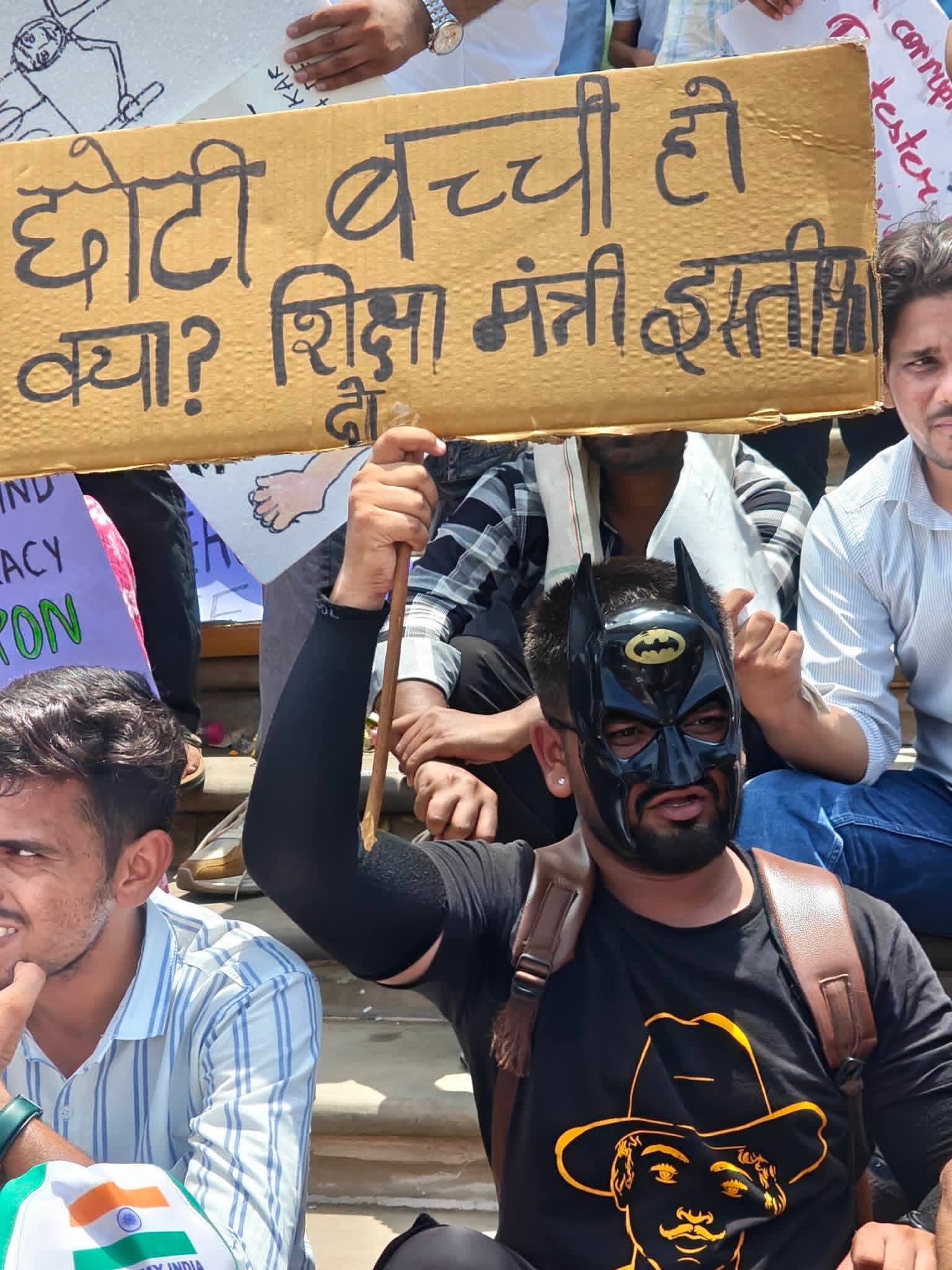 जवाहर सर्किल पर ऐवेंजर्स बनकर युवा सरकार से पेपर लीक बंद कर शिक्षा मंत्री के इस्तीफे की मांग कर रहे हैं।