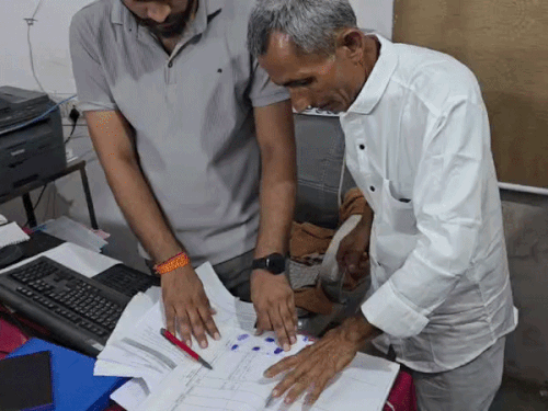 तस्वीर, 23 जुलाई की है। अमरजी ने डूंगरपुर में इसकी रजिस्ट्री करवाई थी।