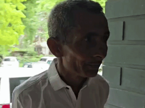 रजिस्ट्री के लिए अमरजी ने अकेले ही 10 साल कार्यालयों के चक्कर काटे और रिश्तेदारों से जमीन एक करवाया।