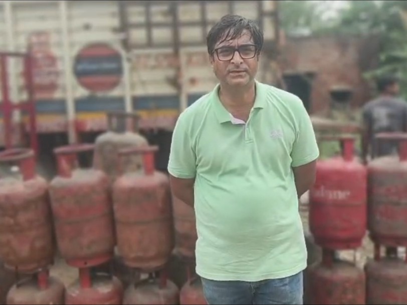 झज्जर में खाद्य आपूर्ति विभाग द्वारा पकड़े अवैध बिक्री के गैस सिलेंडर। - Dainik Bhaskar