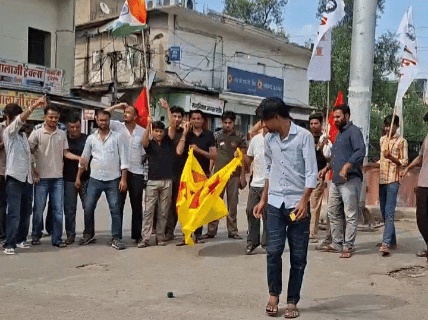 छात्र बोले- स्टूडेंट्स के सामने सरकार को झुकना पड़ा।