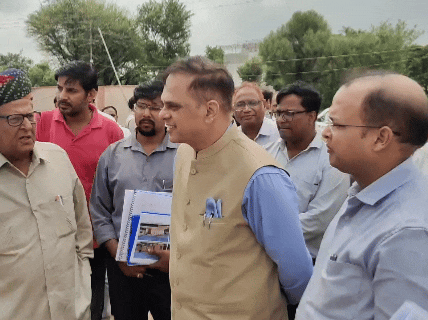 चीफ सेक्रेटरी वी. श्रीनिवास ने खाटू कस्बे के विकास को लेकर अधिकारियों से चर्चा की, इस दौरान सीकर जिला कलेक्टर आशीष मोदी भी उनके साथ रहे।
