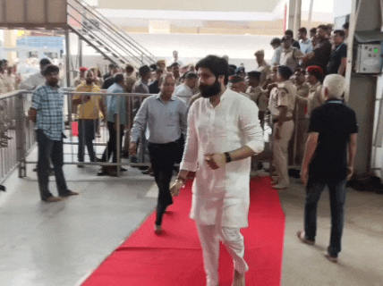 चीफ सेक्रेटरी वी. श्रीनिवास के लिए वीआईपी प्रोटोकॉल के तहत रेड कारपेट बिछाया गया।