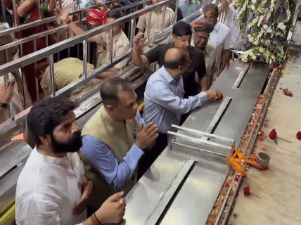 चीफ सेक्रेटरी वी. श्रीनिवास ने खाटू मंदिर में पहुंचकर बाबा श्याम के धोक लगाई और पूजा अर्चना की।