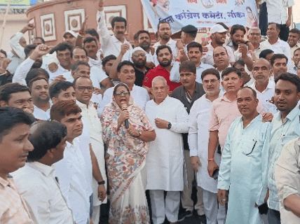 सीकर में कांग्रेस पार्टी ने शनिवार को विजय मार्च निकाला।