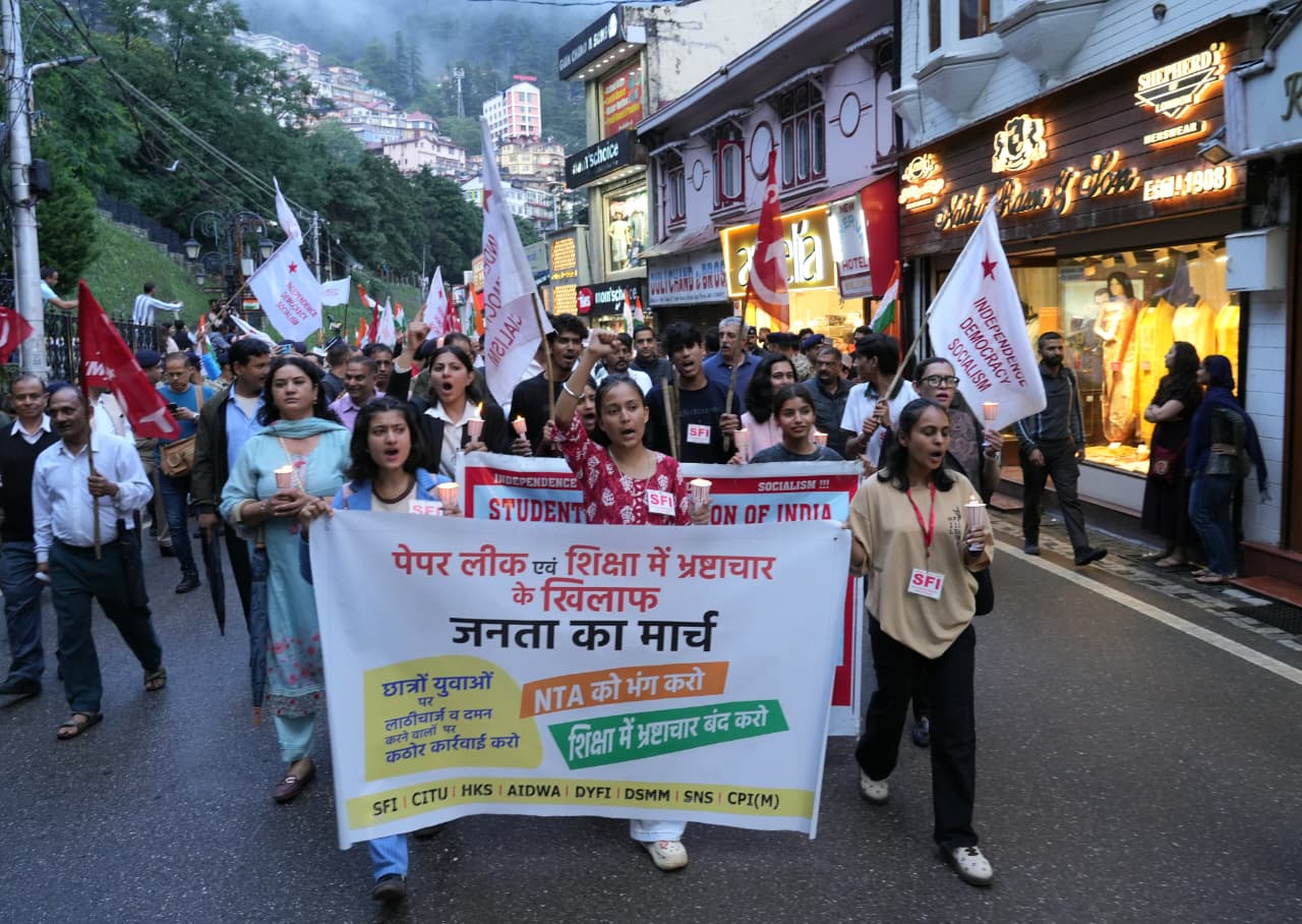 शिमला में कैंडल मार्च निकालते हुए SFI कार्यकर्ता।