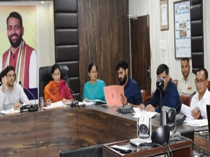 भिवानी में DLCC की बैठक लेते हुए एडीसी दीपक बाबूलाल कारवा।