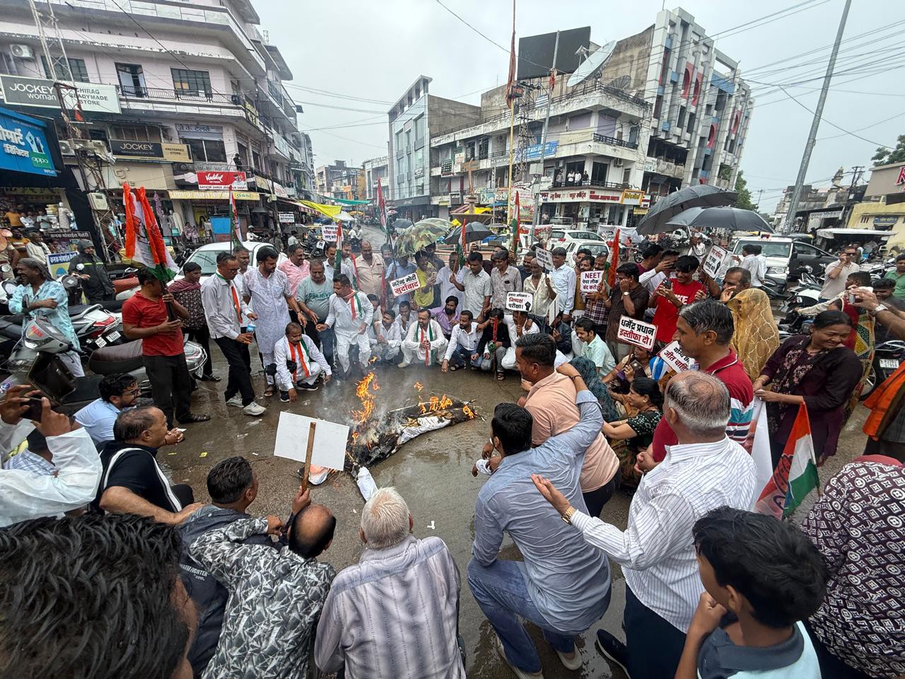कांग्रेस कार्यकर्ताओं सरजावाव दरवाजे पर प्रधानमंत्री नरेंद्र मोदी का पुतला फूंका।