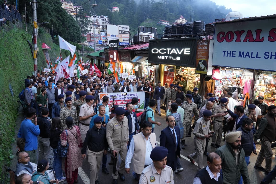 शिमला के मॉल रोड पर कैंडल मार्च निकालते हुए कांग्रेस-माकपा और आम लोग।