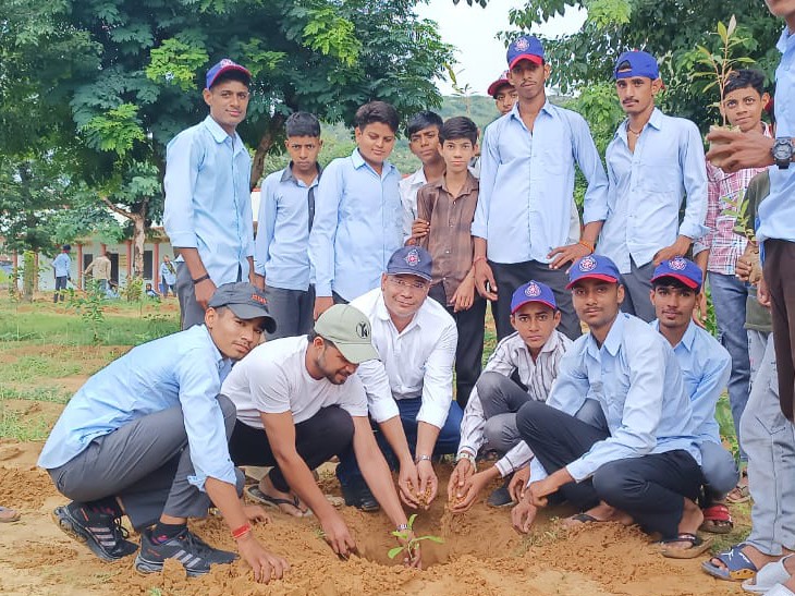 स्टूडेंट्स ने सामूहिक पौधारोपण किया।
