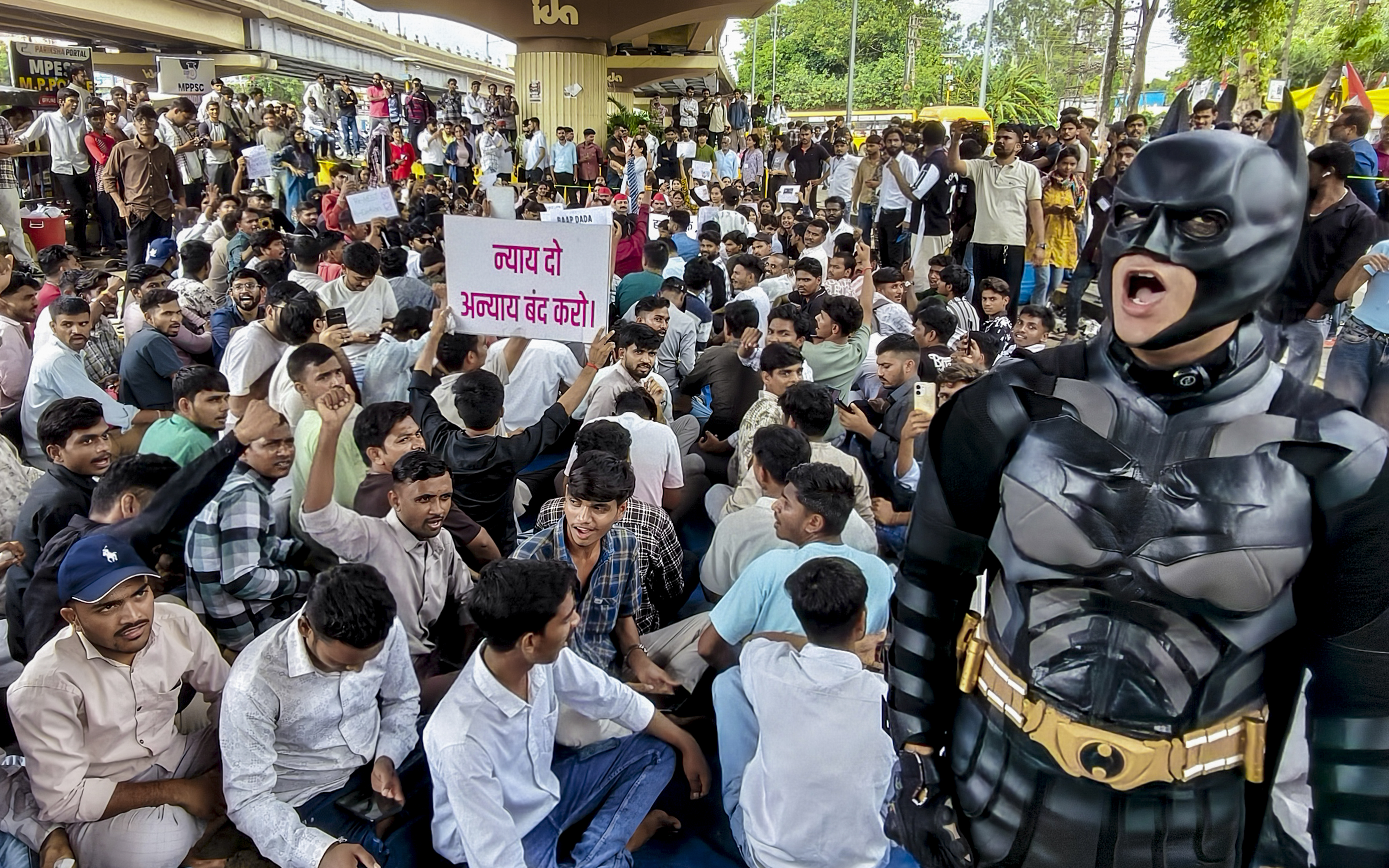 मध्य प्रदेश के इंदौर में NEET पेपर लीक मामले के विरोध में एक प्रदर्शनकारी बैटमैन की वेशभूषा में पहुंचा।