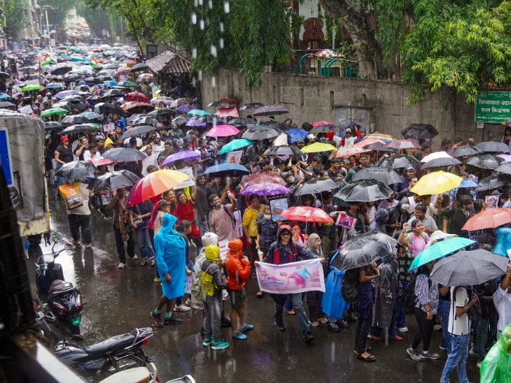 महाराष्ट्र के पुणे में भारी बारिश हो रही है, लेकिन प्रदर्शनकारी रेनकोट और छतरी लेकर शनिवार वाडा से कलेक्टर ऑफिस तक रैली में शामिल हुए।
