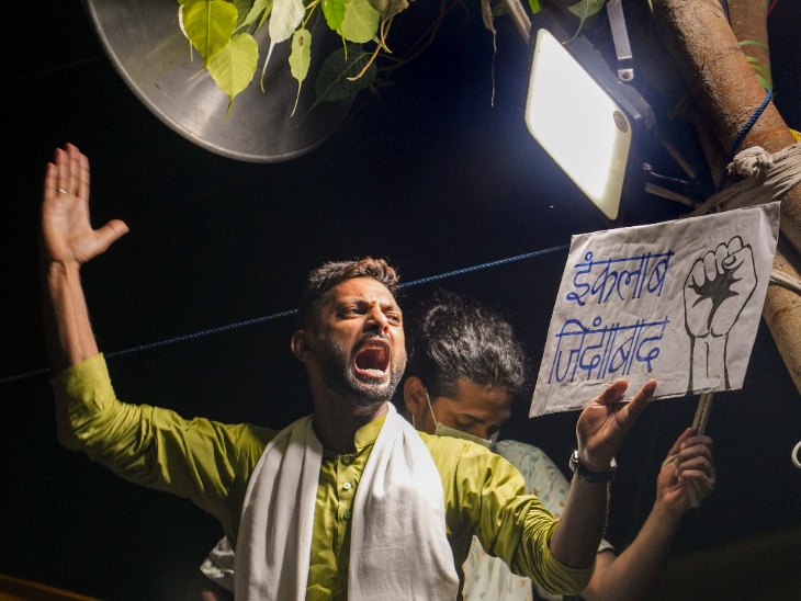 जंतर-मंतर पर लोग पेपर लीक के खिलाफ अलग-अलग ढंग से प्रदर्शन कर रहे हैं। एक प्रदर्शनकारी प्ले के जरिए अपनी बात कहता दिखा।