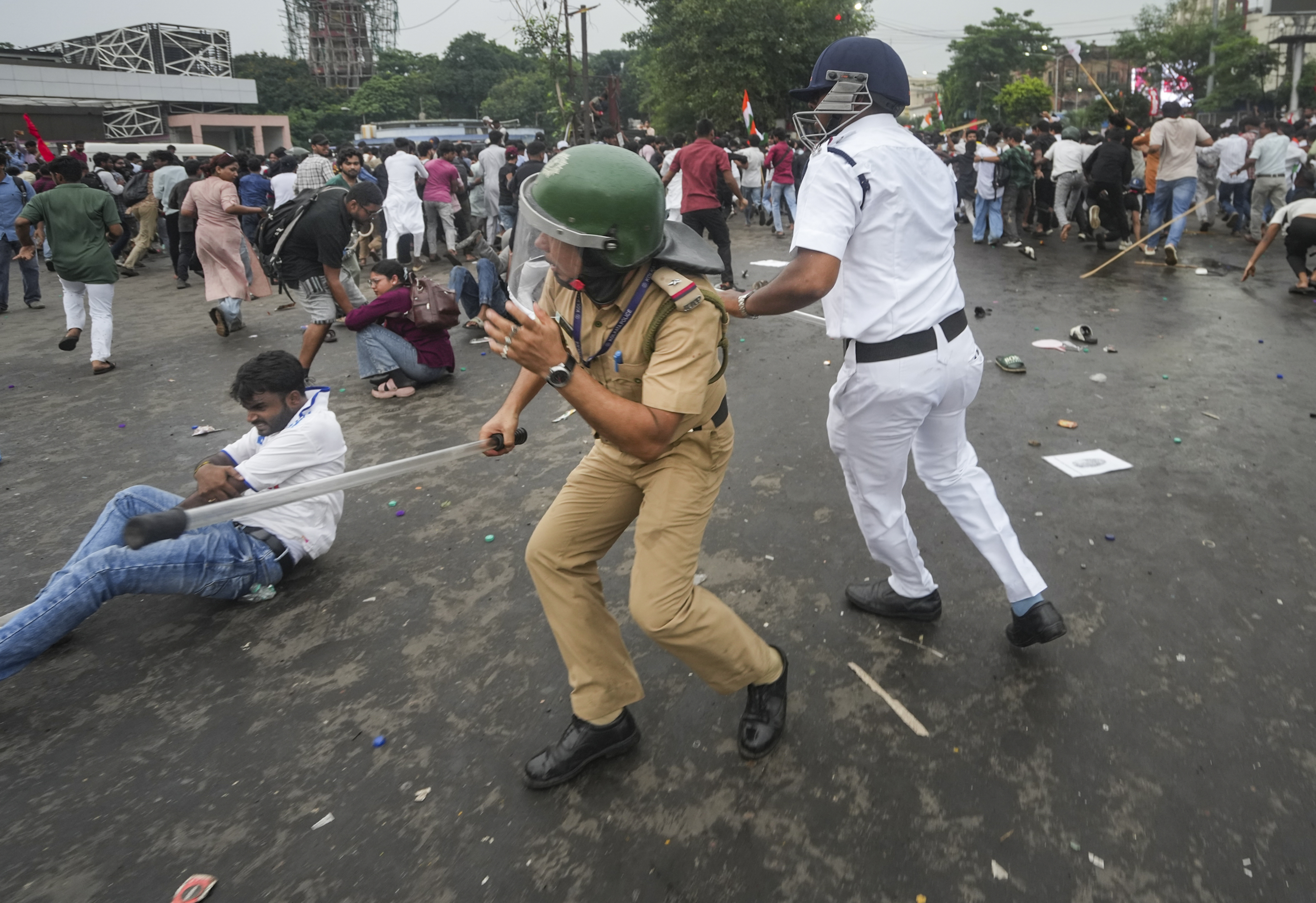 कोलकाता में SFI) और कॉकरोच जनता पार्टी की संयुक्त विरोध रैली के दौरान सुरक्षाकर्मियों ने लाठीचार्ज किया। इससे पहले भीड़ हिंसक हो गई थी।