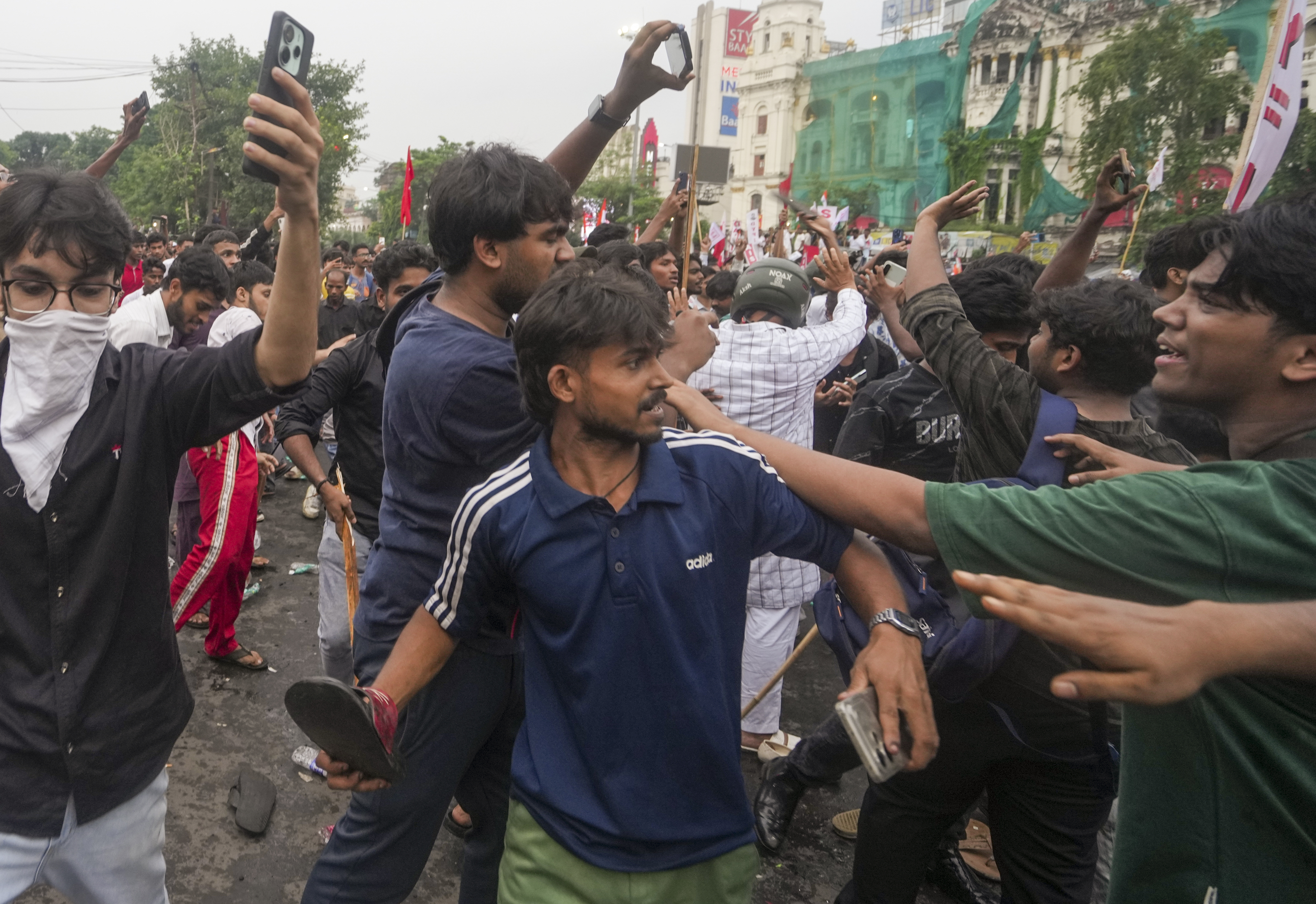 बंगाल के कोलकाता में स्टूडेंट्स फ़ेडरेशन ऑफ इंडिया (SFI) और कॉकरोच जनता पार्टी की संयुक्त विरोध रैली के दौरान प्रदर्शनकारियों की सुरक्षाकर्मियों से झड़प हुई।