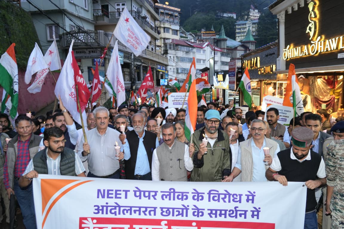 शिमला के मॉल रोड पर कैंडल मार्च निकालते हुए कांग्रेस-माकपा नेता व अन्य लोग।