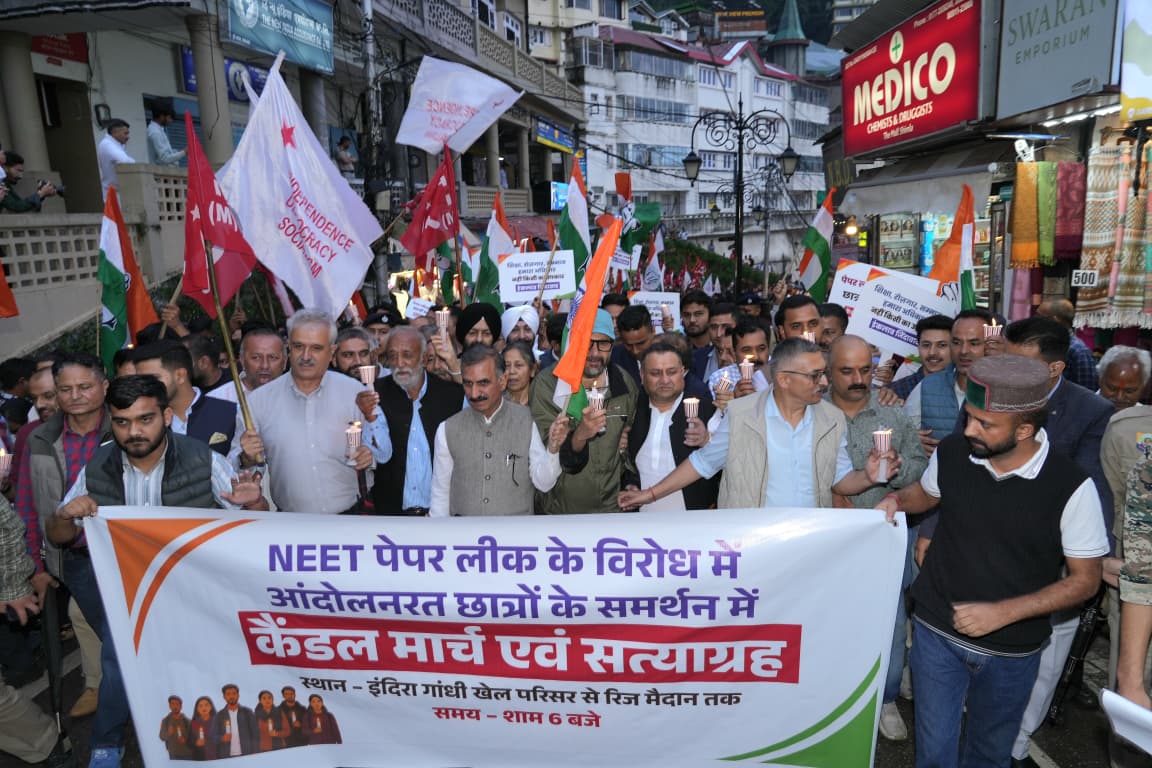 कैंडल मार्च में शामिल कांग्रेस व माकपा नेता।