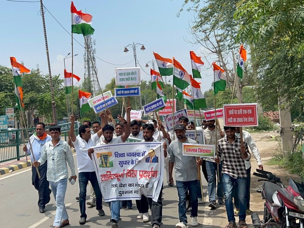 प्रतियोगी परीक्षाओं में पेपर लीक का विरोध, बोले- छात्रों पर लाठीचार्ज लोकतंत्र के खिलाफ|हांसी,Hansi - Dainik Bhaskar