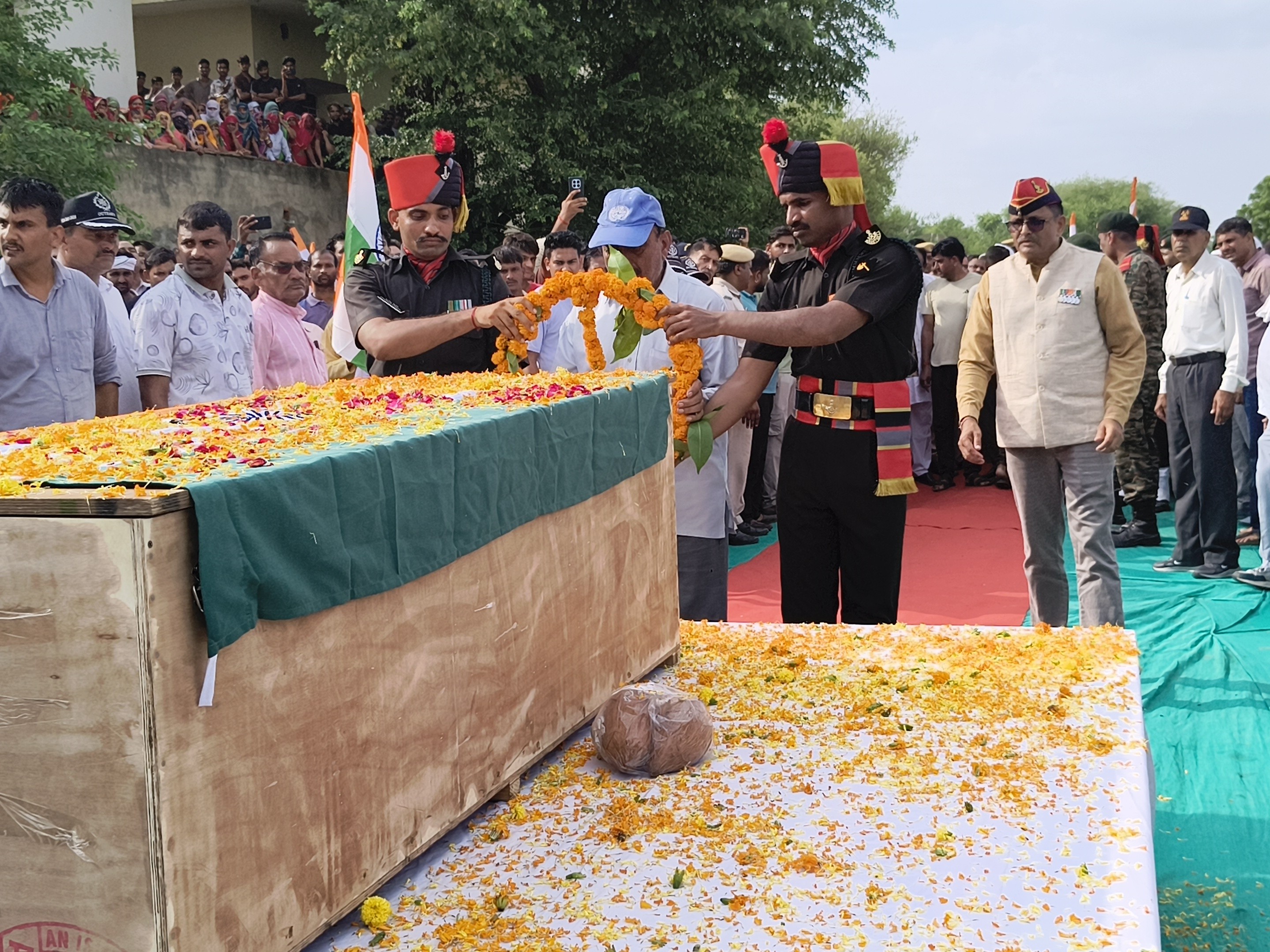 जनप्रतिनिधि, पूर्व सैनिक, युवा, सामाजिक संगठनों के सदस्यों ने अंतिम सलामी दी।