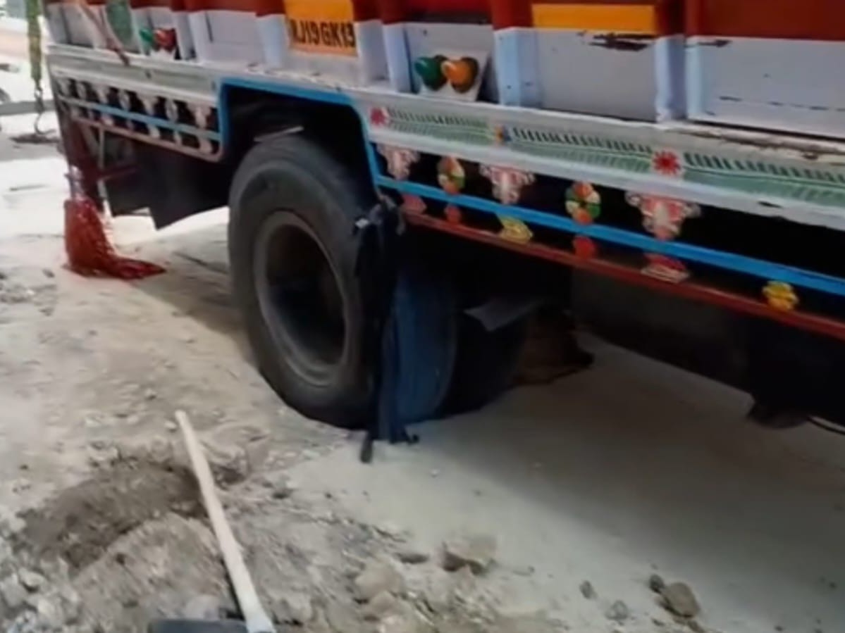ट्रक ड्राइवर के अनुसार सड़क ऊपर से पूरी तरह समतल दिखाई दे रही थी, लेकिन ट्रक चढ़ते ही अचानक धंस गई।