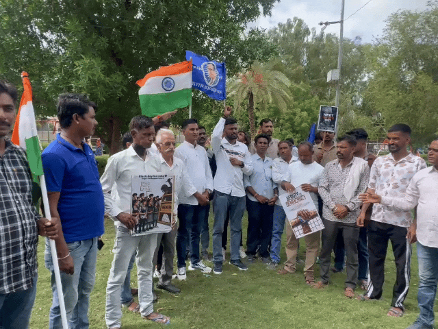 कलेक्ट्रेट पर प्रदर्शन करते हुए।