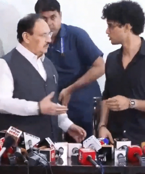 धर्मेंद्र प्रधान के इस्तीफे के बाद सरकार और CJP ने जॉइंट प्रेस कॉन्फ्रेंस की। प्रदर्शन खत्म करने का ऐलान किया गया। इस दौरान केंद्रीय मंत्री जेपी नड्डा ने CJP प्रवक्ता सौरव दास से हाथ मिलना चाहा, पहले उन्होंने ध्यान नहीं दिया। फिर हाथ मिलाया।