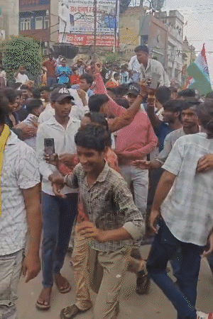बिहार में बंद के दौरान फायरिंग-पथराव, सीवान SP जख्मी: छपरा में पुलिस वैन जलाई, सीतामढ़ी में 12 घायल, इंदौर में ड्रोन से निगरानी, देशभर में प्रदर्शन छपरा में भी भारत बंद का असर दिखाई दिया। स्टूडेंट्स बैरिकेडिंग लेकर भागने लगे। इस दौरान बाकी स्टूडेंट्स धर्मेंद्र प्रधान गद्दी छोड़ो के नारे लगाते दिखे।