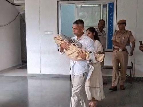 बच्ची का शव लेकर परिजन दिल्ली रवाना हो गए।