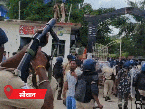 बिहार में बंद के दौरान फायरिंग-पथराव, सीवान SP जख्मी: इंदौर में ड्रोन से निगरानी, प्रयागराज में बारिश के बीच 1000 छात्र सड़कों पर, देशभर में प्रदर्शन comp 11 4 1784963530