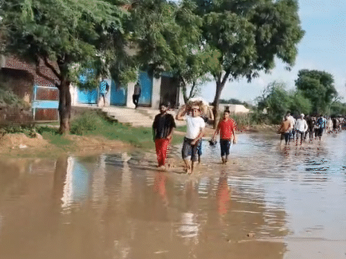 अलीगढ़ में गोरई कस्बे में एक बुजुर्ग की अंतिम यात्रा पानी से भरी सड़क से निकाली गई।