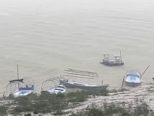 प्रयागराज में तेज हवा के साथ बारिश हुई। नदी में नाव डगमगाने लगी।