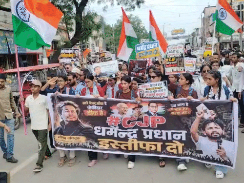 बिलासपुर में धर्मेंद्र प्रधान के इस्तीफे के बाद रैली निकाली गई।