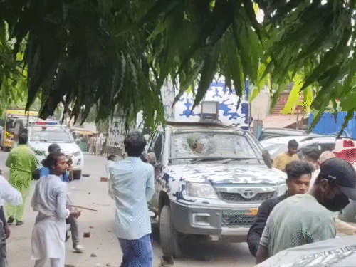 बिहार में बंद के दौरान फायरिंग-पथराव, सीवान SP जख्मी: छपरा में पुलिस वैन जलाई, सीतामढ़ी में 12 घायल, इंदौर में ड्रोन से निगरानी, देशभर में प्रदर्शन भागलपुर में प्रदर्शनकारियों ने वज्र बाहन पर ईंटों से हमला किया।