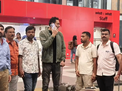 पुलिस टीम के साथ खड़ा बिजेंद्र जींस और हाफ शर्ट में।