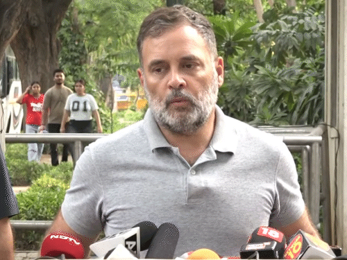 राहुल गांधी ने शनिवार को अपने आवास 10 जनपथ पर दूसरी बार प्रेस कॉन्फ्रेंस की। - Dainik Bhaskar