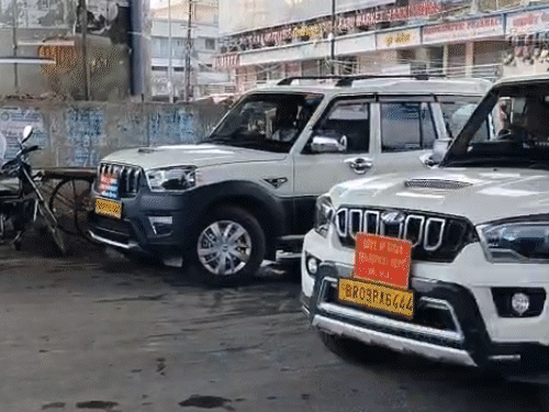 शहर में अलर्ट मोड में प्रशासन। पुलिस की गाड़ी चौक पर लगी है।