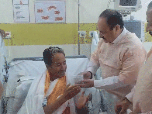 केंद्रीय मंत्री जेपी नड्डा ने गुरुवार देर रात वांगचुक को जूस पिलाकर अनशन तुड़वाया। - Dainik Bhaskar