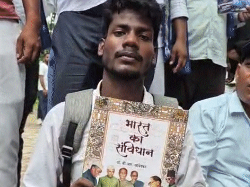 बिहार में बंद के दौरान फायरिंग-पथराव, सीवान SP जख्मी: इंदौर में ड्रोन से निगरानी, प्रयागराज में बारिश के बीच 1000 छात्र सड़कों पर, देशभर में प्रदर्शन comp 213 2 1784961860