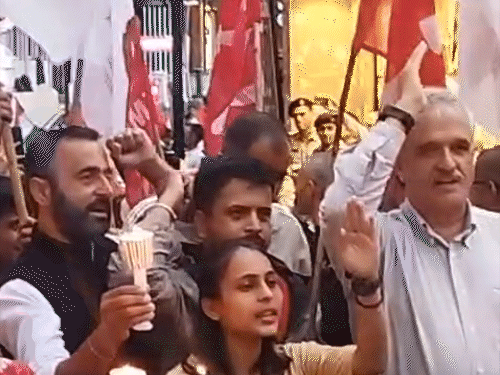 शिमला में कैंडल मार्च निकालते हुए लोग।