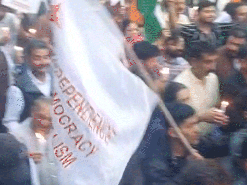 शिमला में कैंडल मार्च निकालते हुए लोग।