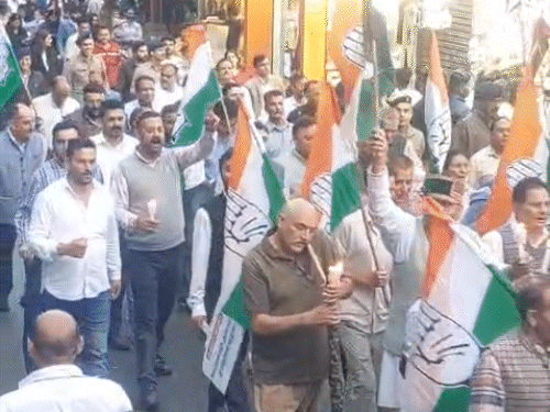 कैंडल मार्च में शामिल कांग्रेस-माकपा और आम लोग।