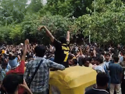 एक समर्थक ऑटो की छत पर बैठ गया। इस दौरान गाना बज रहा था। प्रदर्शनकारी नाचने लगे।