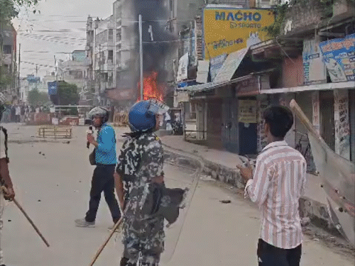 पुलिस की गाड़ियां जलाईं, तोड़फोड़ की; आंसू गैस के गोले दागे, 2 SP घायल|पटना,Patna - Dainik Bhaskar