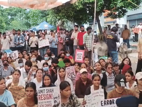 शिक्षा मंत्री धर्मेंद्र प्रधान के इस्तीफे के बाद जालंधर में खुशी मनाते स्टूडेंट्स।
