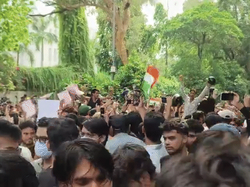 शिक्षा मंत्री धर्मेंद्र प्रधान के इस्तीफ के बाद जंतर-मंतर पर लोग जश्न मनाने लगे।