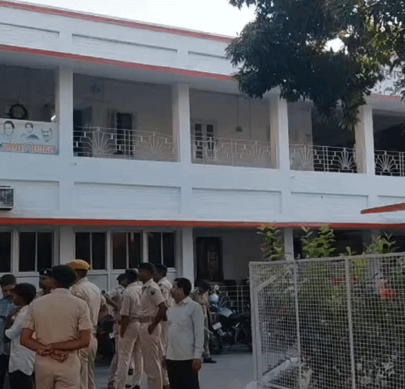सदाकत आश्रम में पुलिस फोर्स तैनात।