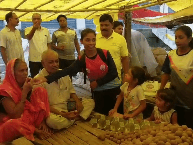 परिवार के लोगों ने झंडू के माता-पिता को मिठाई खिलाकर दी बधाई।